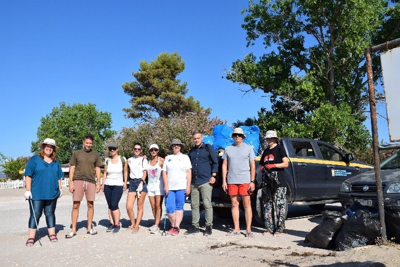 Χιλιάδες λίτρα σκουπιδιών συγκέντρωσαν εθελοντές στην παραλία του Λούρου